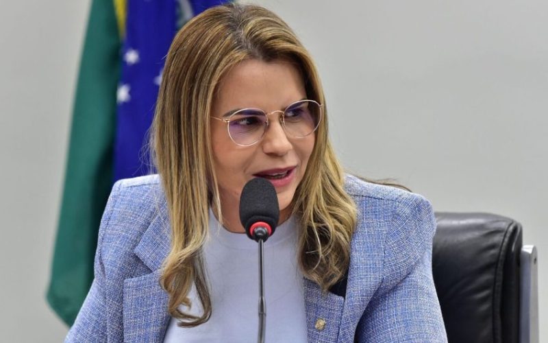 Clarissa Tércio tem projeto aprovado na Câmara para garantir tratamento a autistas em até 60 dias