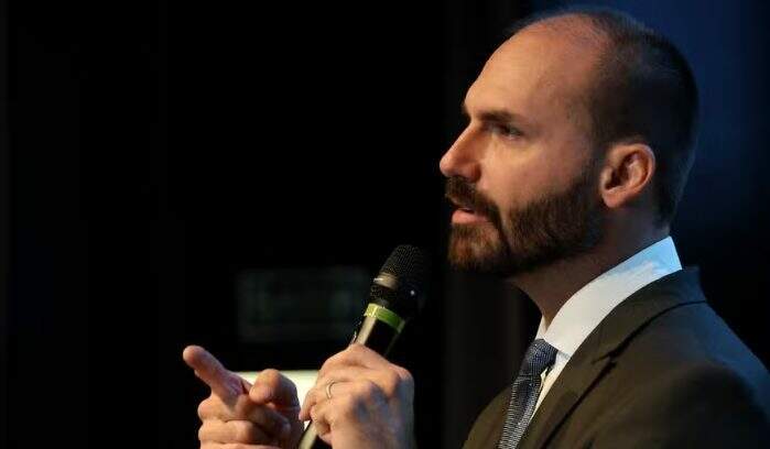 Eduardo Bolsonaro reage indignado ao cancelamento de seu passaporte diplomático