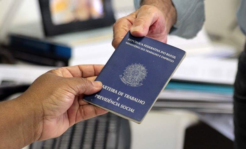Taxa de desemprego no Brasil atinge seu menor nível em quase uma década: 5,2% em novembro