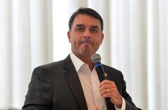 Senador Flávio Bolsonaro alerta sobre grave estado de saúde de seu pai e reforça necessidade de cirurgia