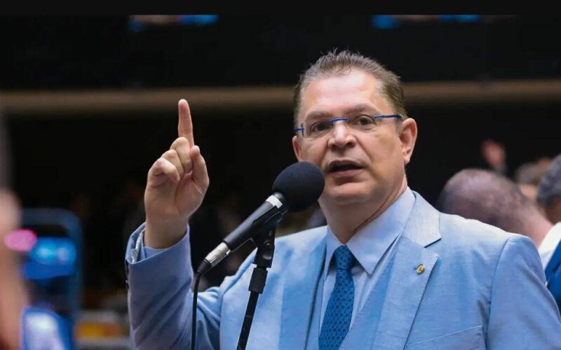 Presidente do Partido Liberal sugere que Tarcísio se junte a Bolsonaro como um gesto, mas não prevê retorno do ex-presidente.