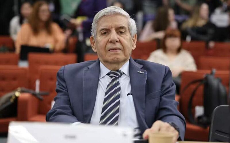 General Augusto Heleno abandona posto no Comando Militar e permanece em prisão domiciliar na capital do Brasil
