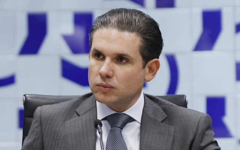Possível renúncia de Eduardo Bolsonaro e Alexandre Ramagem gera expectativas na Câmara dos Deputados.