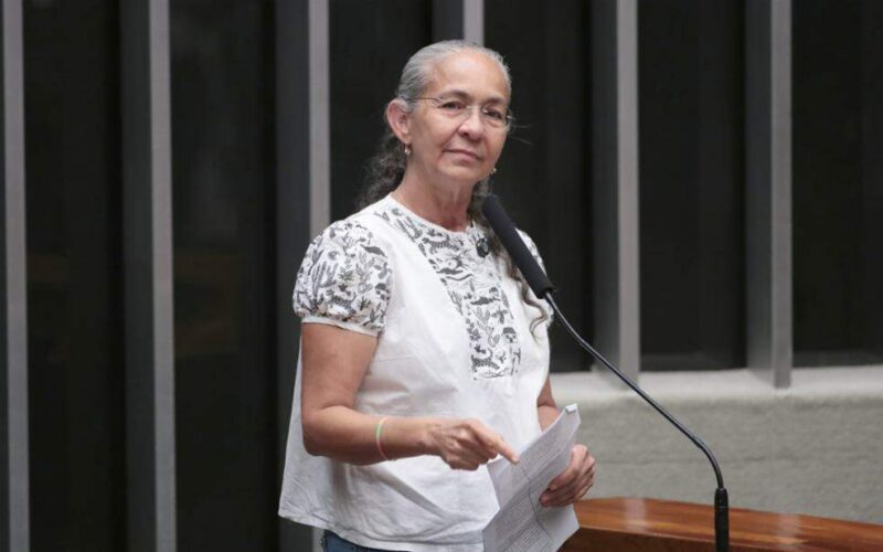 Heloísa Helena volta ao Congresso após 18 anos e dispara novas críticas contra Lula