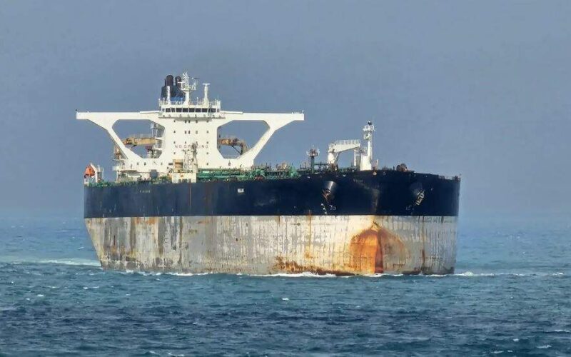 Estados Unidos consideram implementar novas estratégias para lidar com petroleiro próximo à costa venezuelana