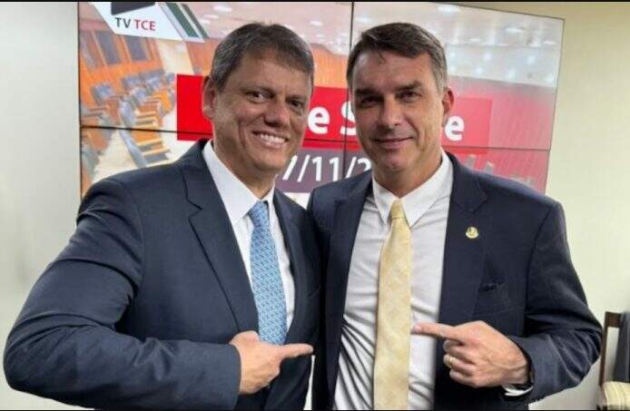 Flávio Bolsonaro lidera última pesquisa do ano, porém enfrenta alta rejeição em possível disputa contra Lula, mostra levantamento.