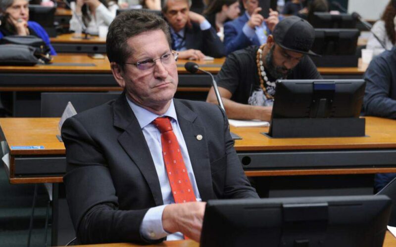 Carla Zambelli renuncia e esquerda critica motivos por trás da decisão