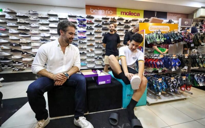 “Priorizando o conforto das crianças do RS: Governador garante tênis para a gurizada ao invés de discutir sobre chinelos”