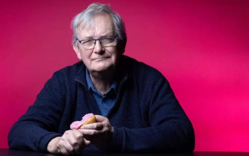 Martin Parr, fotógrafo britânico, falece aos 73 anos.