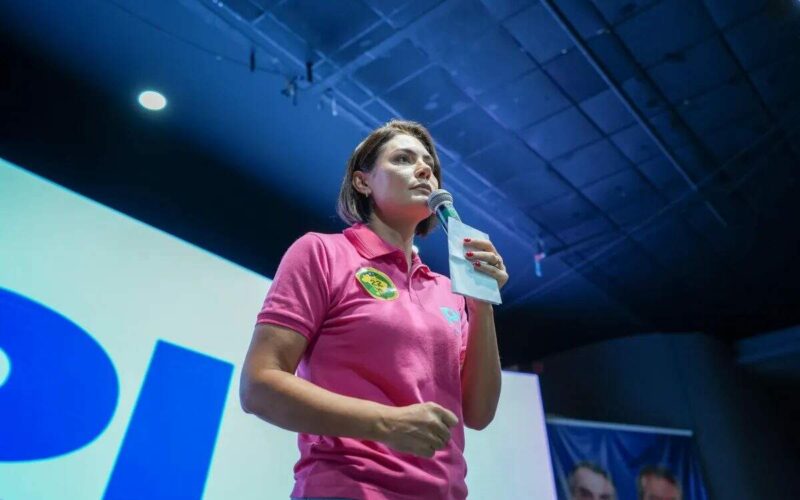Bolsonaro não informou Michelle sobre escolha de Flávio como seu candidato à presidência; confira os bastidores