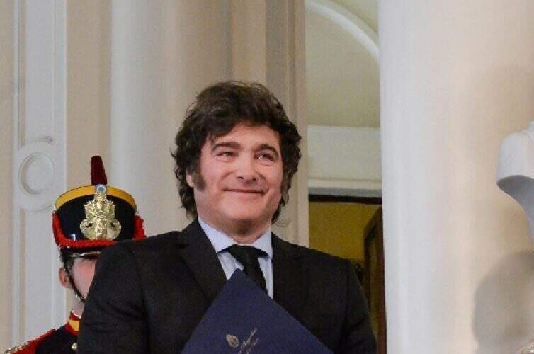 “Victor Milei celebra marco na aprovação do orçamento argentino para o ano de 2026”