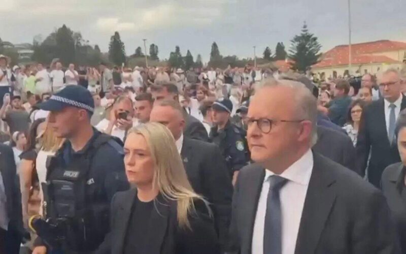Líder australiano é recebido com vaias em homenagem às vítimas de ataque terrorista.