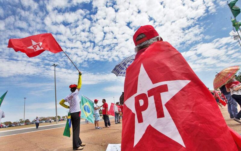 Pesquisa do Datafolha mostra que o PT de Lula é o partido mais querido por 24% dos brasileiros, enquanto o Partido Liberal de Bolsonaro fica em segundo lugar, com 12% de preferência.