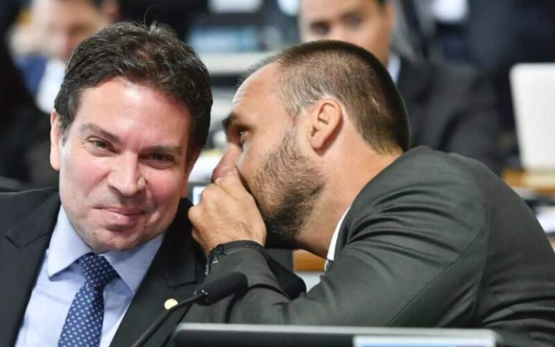 Câmara revoga passaportes diplomáticos de Eduardo Bolsonaro e Alexandre Ramagem e suas famílias um dia após cassação de mandatos.