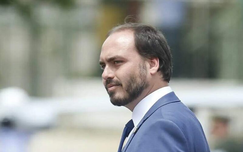 Carlos Bolsonaro afirma que médicos foram acionados para cuidar do pai após sofrer uma piora na saúde