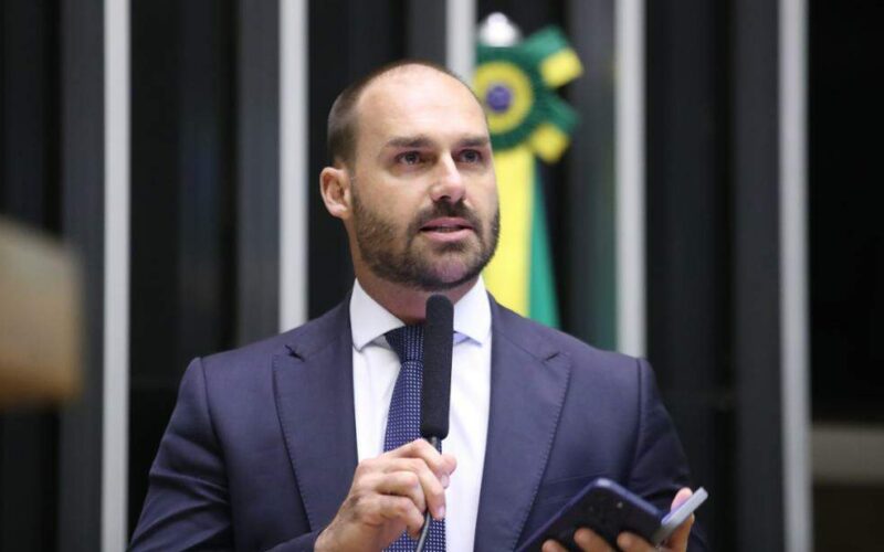 Ação popular requer informações sobre despesas de Eduardo Bolsonaro, Hugo Motta e Câmara dos Deputados com ex-parlamentar
