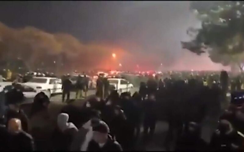 Protestos no Irã ganham força impulsionados por crise econômica, repressão violenta e fragilidade geopolítica