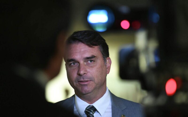 Flávio Bolsonaro decepcionado por não conseguir encontrar com Marco Rubio em viagem aos EUA; situação constrangedora