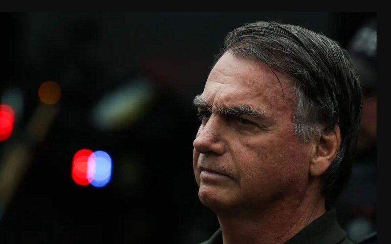 Bolsonaro diz que soluços estão melhorando, mas se queixa de insônia na Polícia Federal