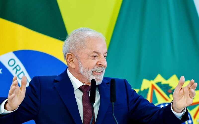 Lula se posiciona contra redução da pena de Bolsonaro e aliados pedem prudência no ato do 8 de Janeiro.
