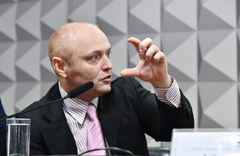 Alexandre de Moraes concede regime semiaberto a hacker condenado por invasão ao CNJ ao lado de Carla Zambelli.