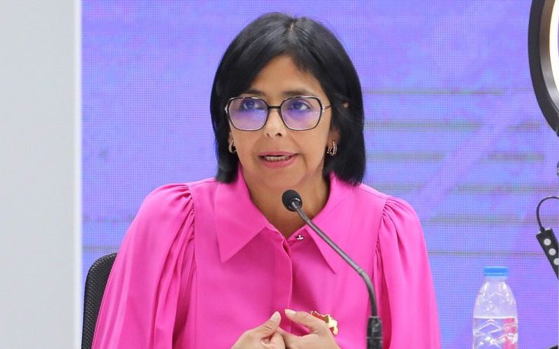 Presidente interina da Venezuela convida cidadãos a retornarem ao país de coração aberto