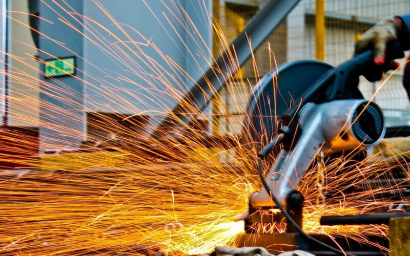 Juros altos dificultam obtenção de crédito para empresas industriais no Brasil.
