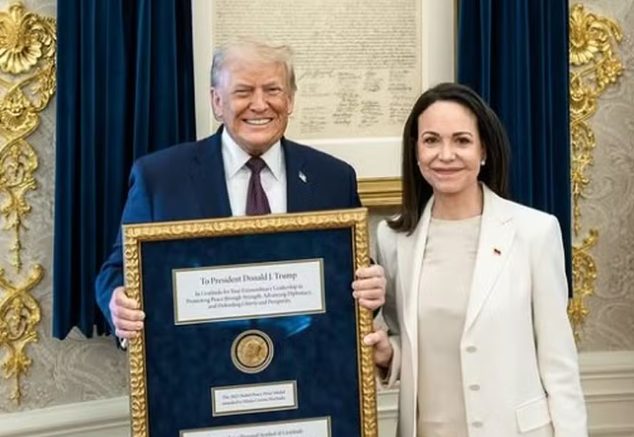 Líder da oposição venezuelana entrega prêmio Nobel da Paz para Trump