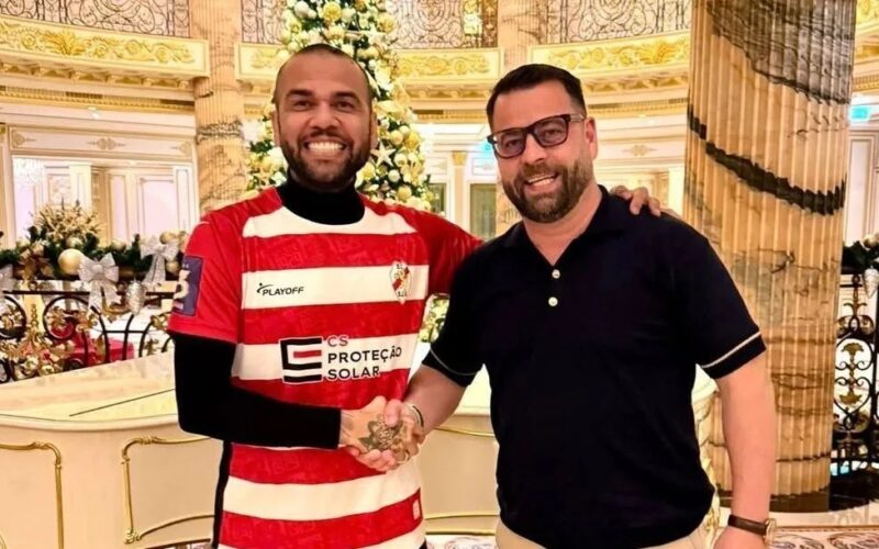Daniel Alves se prepara para fazer seu retorno aos campos aos 42 anos após sair da prisão.
