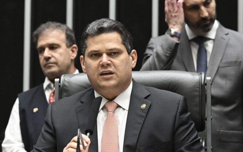 Presidente do Senado defende o Congresso durante abertura do ano legislativo e critica governo Lula