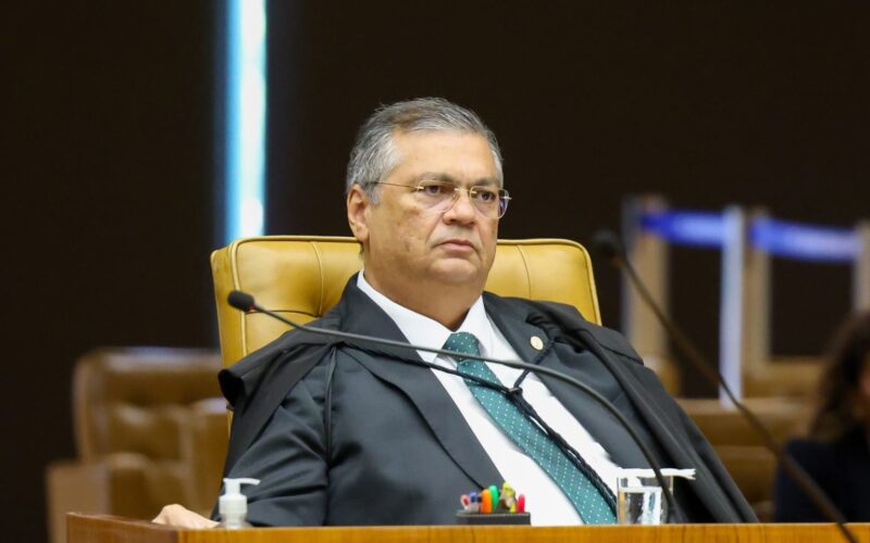 Justiça decide processar mulher por insultos e ameaças ao ministro Flávio Dino durante voo comercial