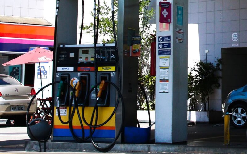 Economista prevê possível redução de até 2% no preço da gasolina nas bombas