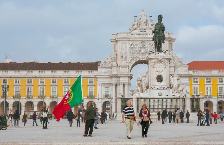 Eleitores portugueses decidem futuro do país em meio a crescimento da extrema direita