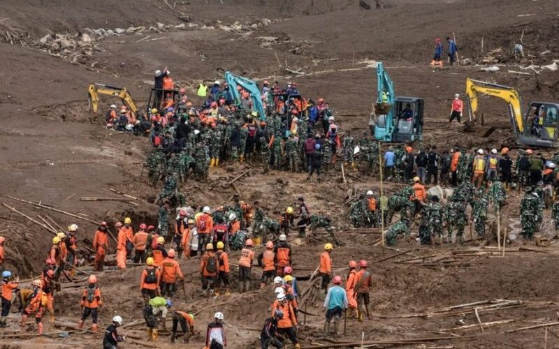 53 vidas ceifadas em deslizamento de terra na Indonésia