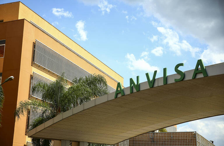 Autorização da Anvisa para estudo clínico da polilaminina é concedida, com cinco participantes selecionados para receber a substância.