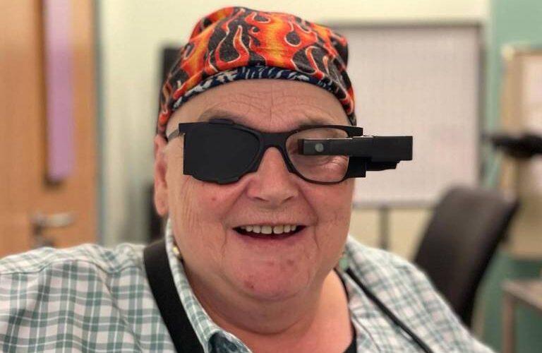 Implante ocular revolucionário devolve a capacidade de leitura a pacientes cegos