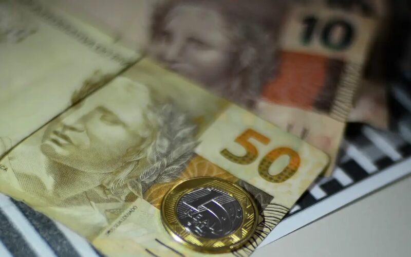 Expectativas do Boletim Focus apontam queda na inflação até 2026 e elevação da taxa Selic em 2028 no Brasil.
