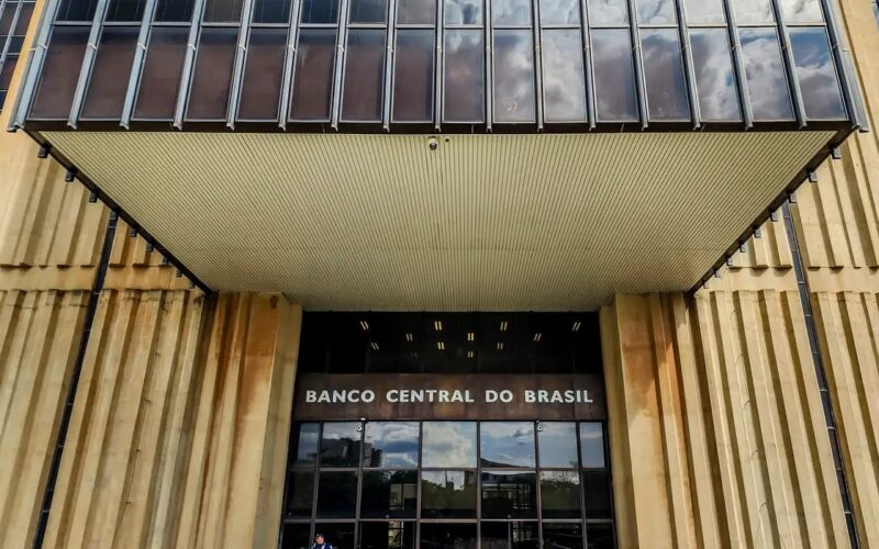 Desconfiança paira entre os servidores do Banco Central após investigação interna inesperada.