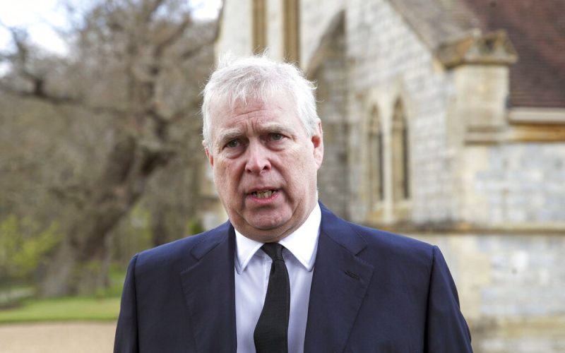 Alicerces da monarquia britânica abalados pela prisão do ex-príncipe Andrew: entenda a maior crise desde Diana