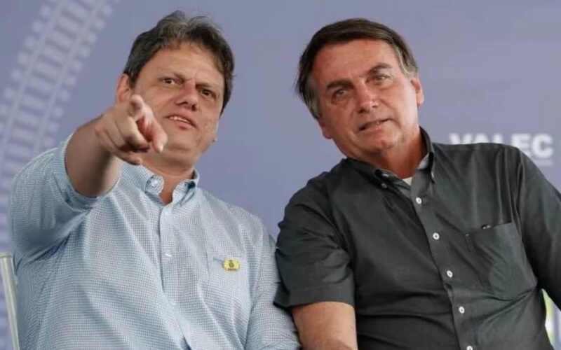 Governador Tarcísio de Freitas planeja reaproximação e agenda visita a Bolsonaro após adiar encontro anteriormente