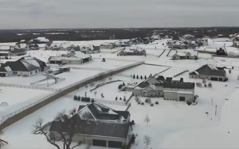 Impactante tempestade nos EUA: neve e gelo deixam mais de 800 mil sem energia e metade do país em alerta