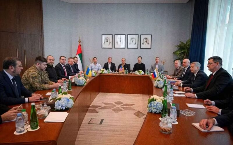 Estados Unidos, Ucrânia e Rússia encerram segunda reunião trilateral sem avanços na resolução do conflito
