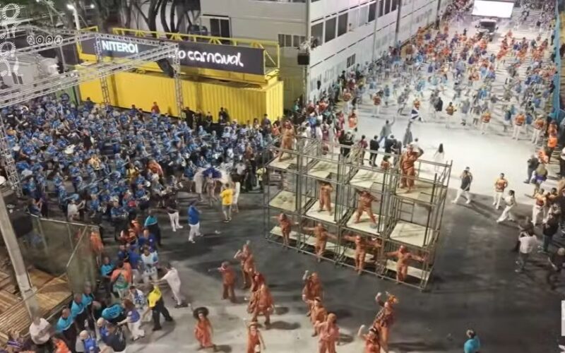 Estudantes de Niterói são denunciados após ensaio no Rio de Janeiro provocando Bolsonaro