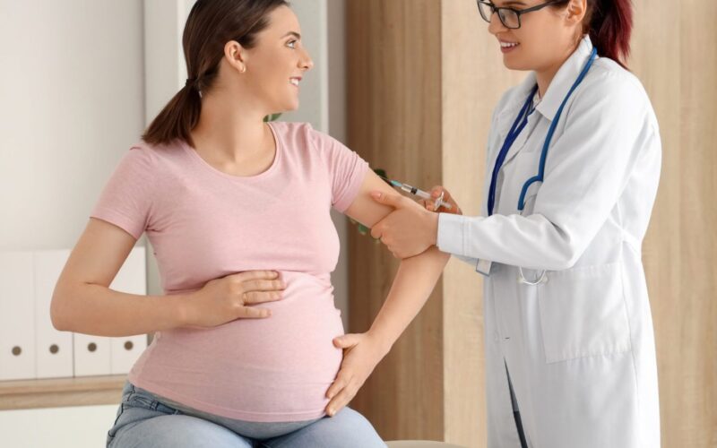 Vacinação durante a gravidez: a melhor proteção para mães e bebês nos primeiros meses de vida.