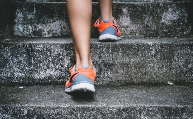Novo estudo revela que tênis de corrida femininos não se encaixam perfeitamente nos pés das mulheres