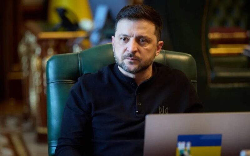 Zelensky denuncia pressão dos Estados Unidos por concessões da Ucrânia, não da Rússia.