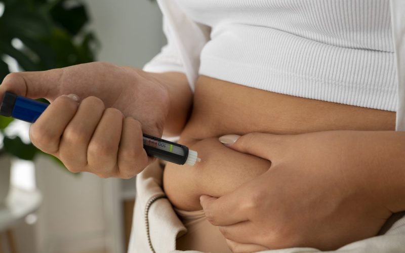Descubra os efeitos colaterais pouco comuns associados às canetas emagrecedoras: além da pancreatite, cegueira e pedra na vesícula.