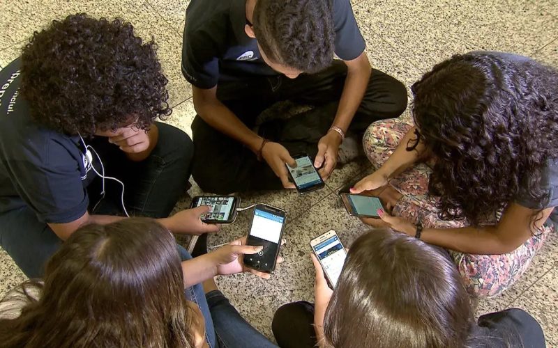Estudo revela que adolescentes estão no celular por um terço do tempo na escola
