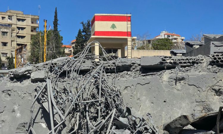 Israel causa devastação no Líbano, ceifando a vida de centenas, incluindo dezenas de crianças.