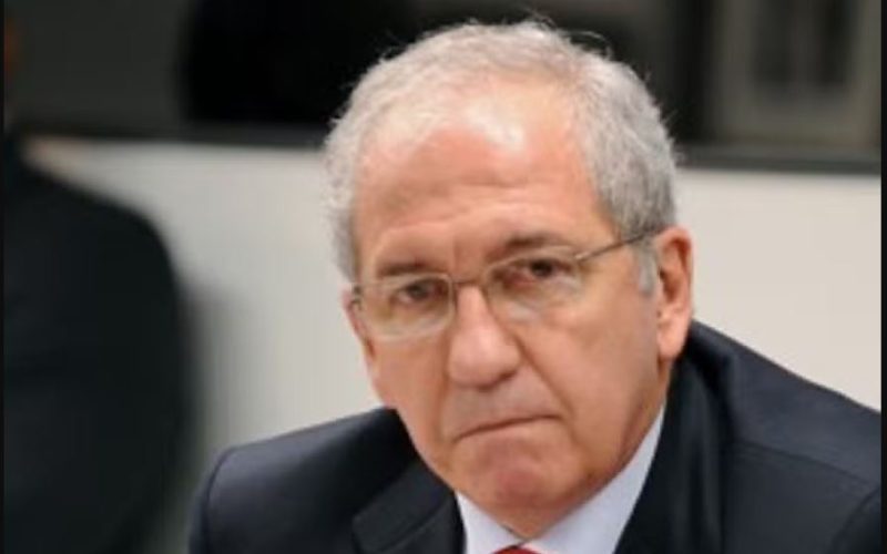 Ex-ministro de Lula é detido em aeroporto e expulso do Panamá após questionamentos sobre prisão na ditadura.